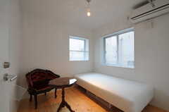 専有部の様子。部屋ごとに家具が異なります。（202号室）(2011-09-26,専有部,ROOM,2F)