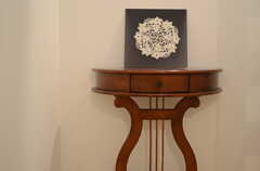 多目的スペースに置かれた小さなテーブル。装飾もかわいらしい。(2011-09-26,共用部,OTHER,)