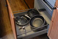フライパンや鍋類は引き出しに収納されています。(2022-08-08,共用部,KITCHEN,7F)