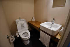 フィットネスルームに併設されたトイレ。(2022-08-08,共用部,TOILET,1F)
