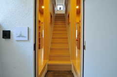 正面玄関から見た内部の様子。階段の両側が廊下、兼本棚スペースになっています。(2012-02-20,共用部,OTHER,1F)