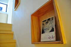 階段の途中には本を飾るBOXがあります。(2012-02-20,共用部,OTHER,2F)