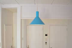 鮮やかなブルーのランプが素敵。左のドアからトイレ、バスルーム、階段につながっています。(2012-02-20,共用部,LIVINGROOM,2F)