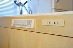 キッチン台はオリジナルデザイン。コンセントも埋め込まれています。(2012-02-20,共用部,KITCHEN,2F)
