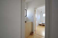 階段の対面に設置された洗面台の様子。奥は201号室です。(2012-02-20,共用部,OTHER,2F)