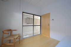 専有部の様子2。掃き出し窓からは外に出られます。（104号室）(2012-02-20,専有部,ROOM,1F)