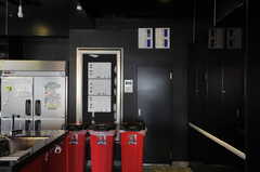 ゴミ箱の様子。冷蔵庫はステンレス製の業務用のもの。(2012-08-01,共用部,KITCHEN,1F)