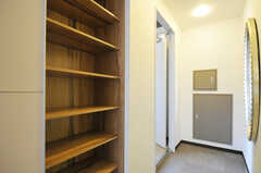 廊下には靴箱として利用できる棚が設置されています。(2012-04-09,共用部,OTHER,4F)