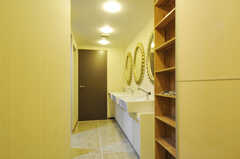 水まわり設備の様子。正面のドアはトイレです。(2012-04-09,共用部,OTHER,4F)