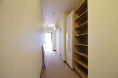 廊下の様子。3階は女性専用フロアということもあり、柔らかな色使いです。(2012-04-09,共用部,OTHER,3F)