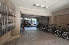 道路側から見た自転車置き場の様子。郵便受けは部屋ごとに用意されています。奥に喫煙スペースがあります。(2012-08-01,共用部,GARAGE,)