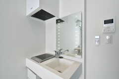 ミニキッチンのシンクは洗面台としても使えます。ミラーは照明付き。（105号室）(2023-03-09,専有部,ROOM,1F)