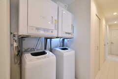 廊下に設置された洗濯機と乾燥機の様子。(2023-03-09,共用部,LAUNDRY,2F)