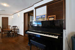 ピアノが設置されています。ピアノ脇にキッチンへの動線があります。(2022-11-03,共用部,LIVINGROOM,1F)
