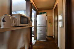 冷蔵庫の左手にキッチンがあります。(2022-11-03,共用部,OTHER,1F)