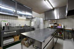 キッチンの様子。キッチン設備は業務用です。(2022-11-03,共用部,KITCHEN,1F)