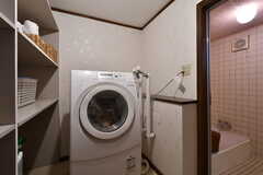 女性専用のバスルームの脱衣室。ドラム式の洗濯乾燥機が設置されています。(2022-11-03,共用部,LAUNDRY,1F)