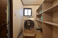 男性専用のバスルームの脱衣室。ドラム式の洗濯乾燥機が設置されています。(2022-11-03,共用部,WASHSTAND,1F)