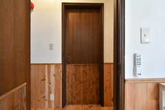 ペット棟の専有部のドア。（102号室）(2022-11-03,専有部,ROOM,1F)