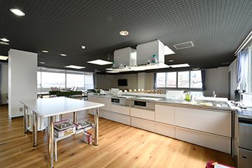広いラウンジ バルコニー 青葉台の高台で暮らすこと 青葉台駅 横浜市 のシェアハウス ソーシャルレジデンス 青葉台 のレビュー ひつじ不動産 広いラウンジ バルコニー 青葉台の高台で暮らすこと 青葉台駅 横浜市 のシェアハウス ソーシャルレジデンス 青葉台 のレビュー ひつじ不動産
